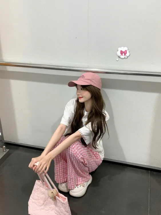 韩系穿搭字母刺绣百搭圆领短袖上衣2025春季新款红色格子裤子套装