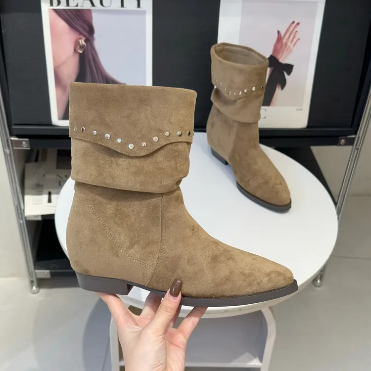 高级感小众复古西部靴女2025新款秋冬尖头中筒靴配裙子褶皱堆堆靴