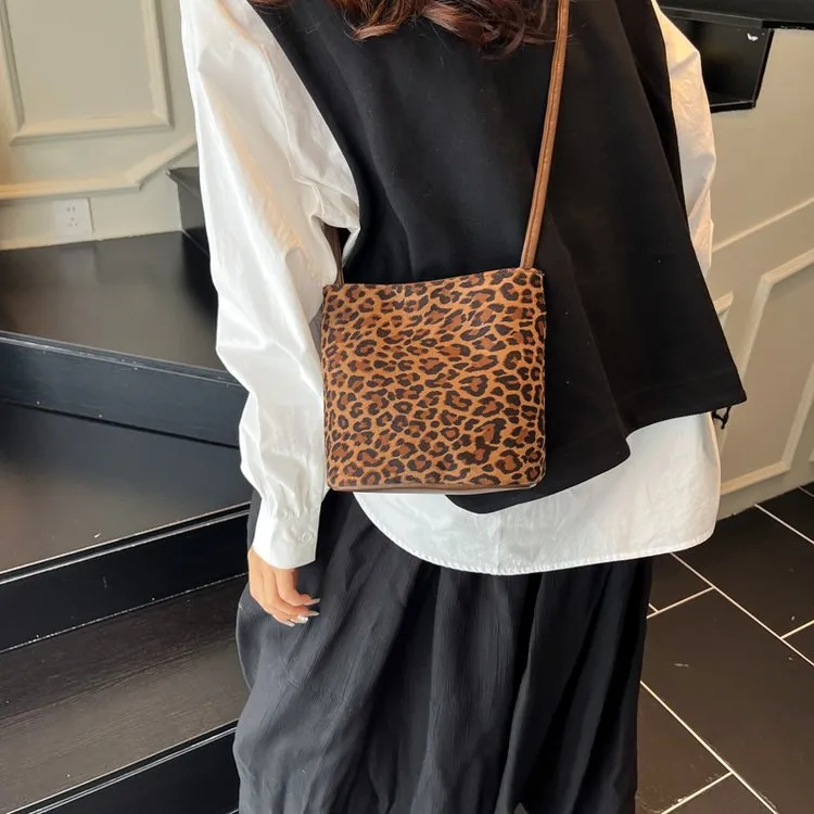 女士轻奢复古秋冬麂皮绒豹纹包包小众百搭单肩斜挎水桶包2025上新