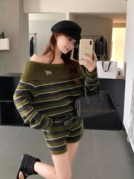 纯欲辣妹一字肩横条纹长袖毛衣女秋季新款修身显瘦高腰短裤套装