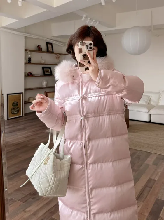 蕾英俊-珍珠美人-新国标90白鸭绒冬季狐狸毛领珍珠扣长款羽绒服