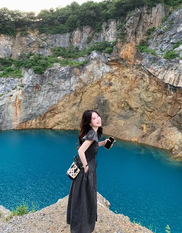 2025夏季新款韩系温柔复古格收腰连衣裙设计感小众高级气质长裙