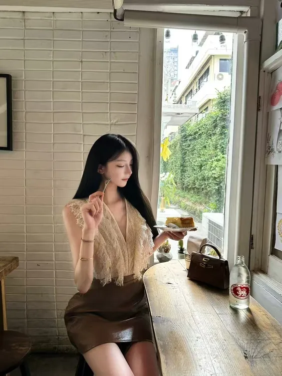 2025夏季新款法式纯欲蕾丝拼接吊带背心配高腰气质包臀半裙两件套