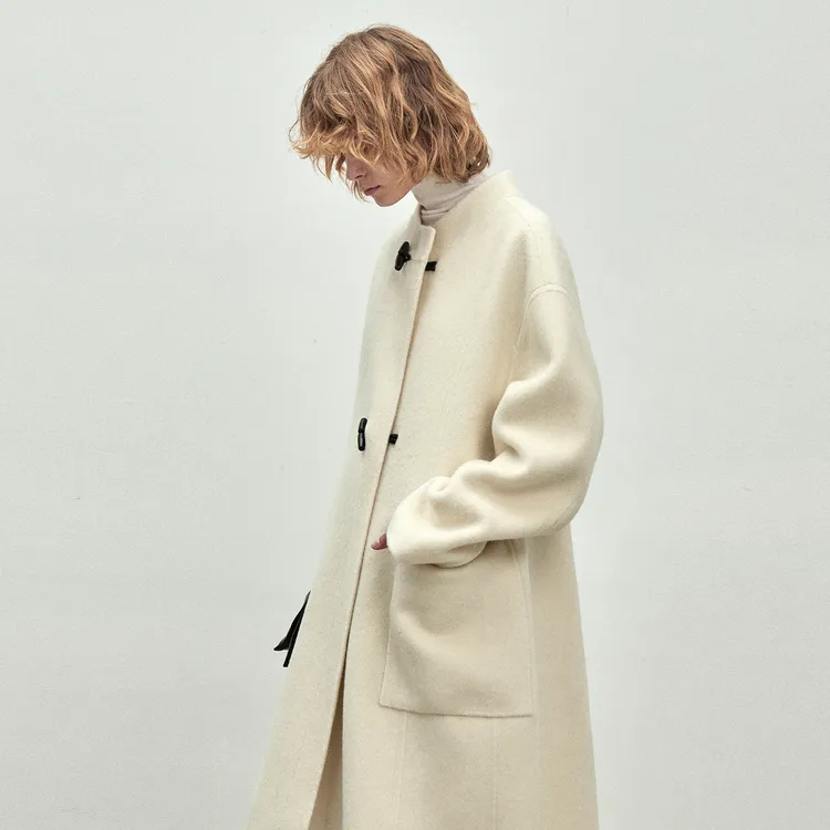 BLUEWEDIAN2025冬季新品时尚绵羊毛混纺静奢中长款木头扣毛呢外套