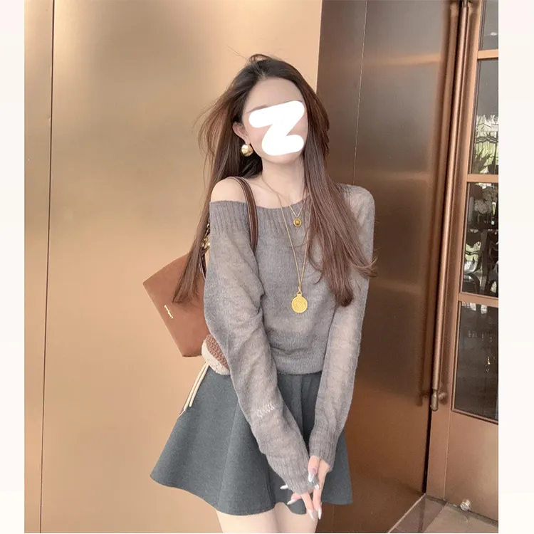 韩系慵懒风灰色斜领露肩上衣女秋冬季宽松软糯百搭套头针织衫毛衣
