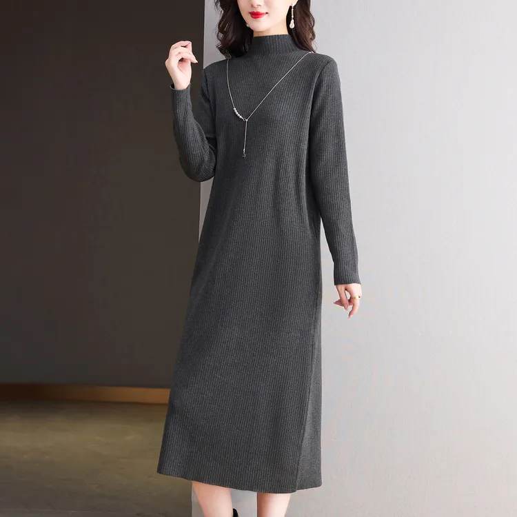 半高领针织连衣裙秋冬气质高级感针织长裙2025新款配大衣的毛衣裙