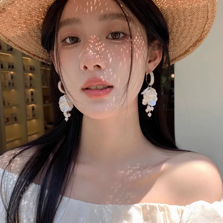 合金仿珍珠耳饰 白色花瓣珍珠耳环轻奢高级感气质百搭小众耳饰