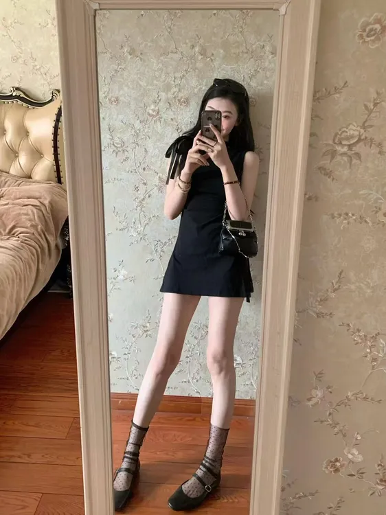 2025夏季新款气质裙子小个子高级收腰修身显瘦无袖黑色连衣裙女