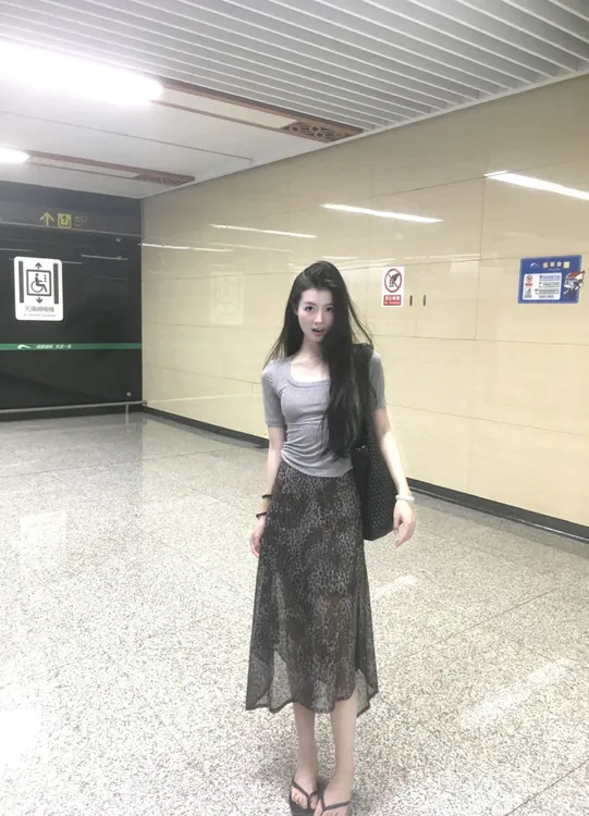 2025夏季新款韩系氛围感穿搭灰色方领短袖T恤豹纹半身裙两件套女