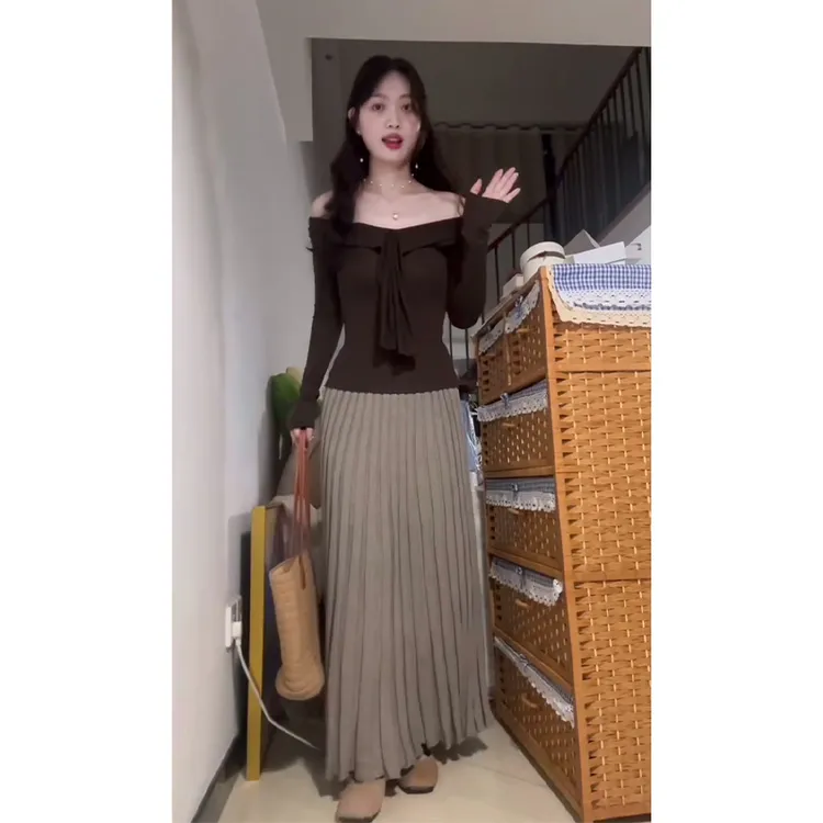 2025早秋新款韩系穿搭一字肩修身长袖飘带上衣高腰显瘦百褶半身裙