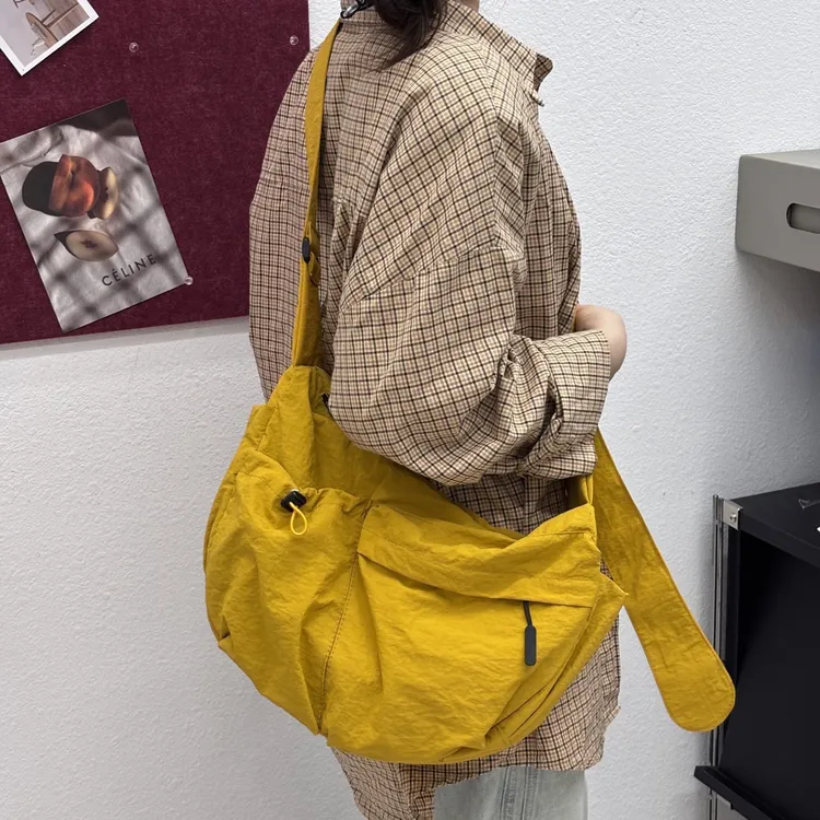 秋新款单肩包女时尚背包旅行包韩版防水轻便尼龙布包休闲斜挎包潮