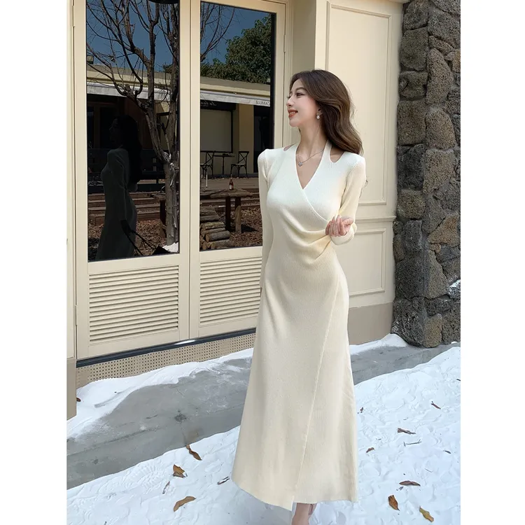 法式温柔风心机V领针织连衣裙秋冬新款黑色收腰修身显瘦包臀长裙
