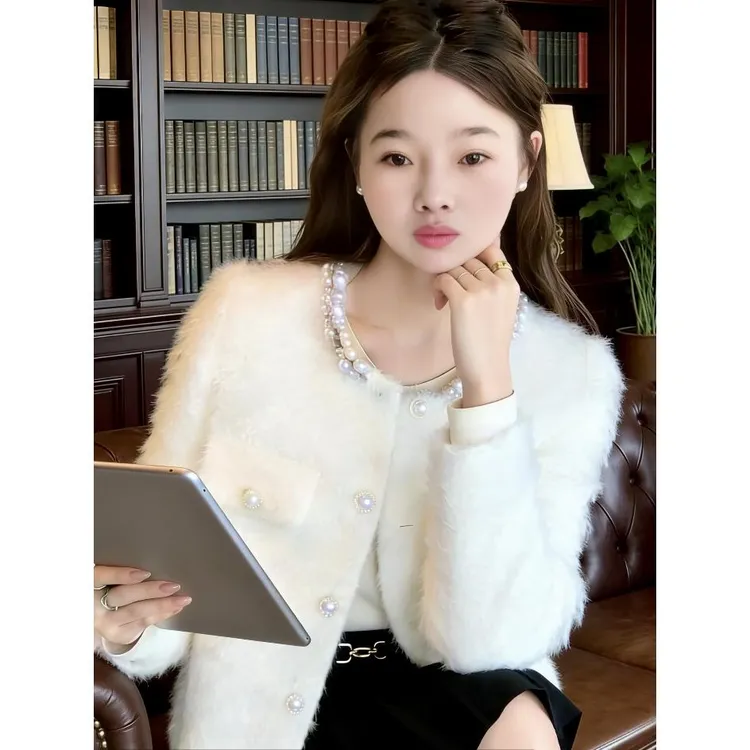 常规款镶钻珍珠领修身型长袖女短款小香风毛绒外套春秋