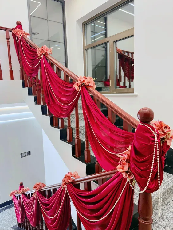 定制楼梯装饰布置结婚楼道扶手布幔蝴蝶兰楼梯喜灯笼瀑布室内室外