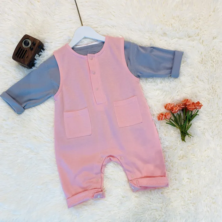 灰色打底衣粉色宽肩背带裤