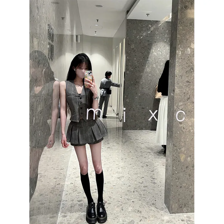 2025夏季新款chic网红少女感减龄V领无袖上衣配高腰显瘦短裙套装