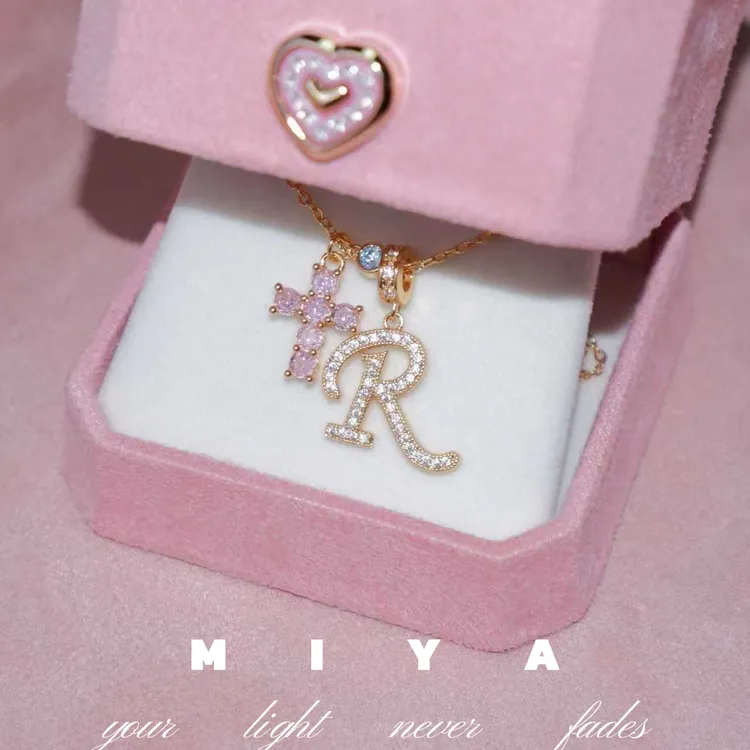 钛钢锆石项链 冰粉誓言~甜美少女微镶粉锆十字架字母项链