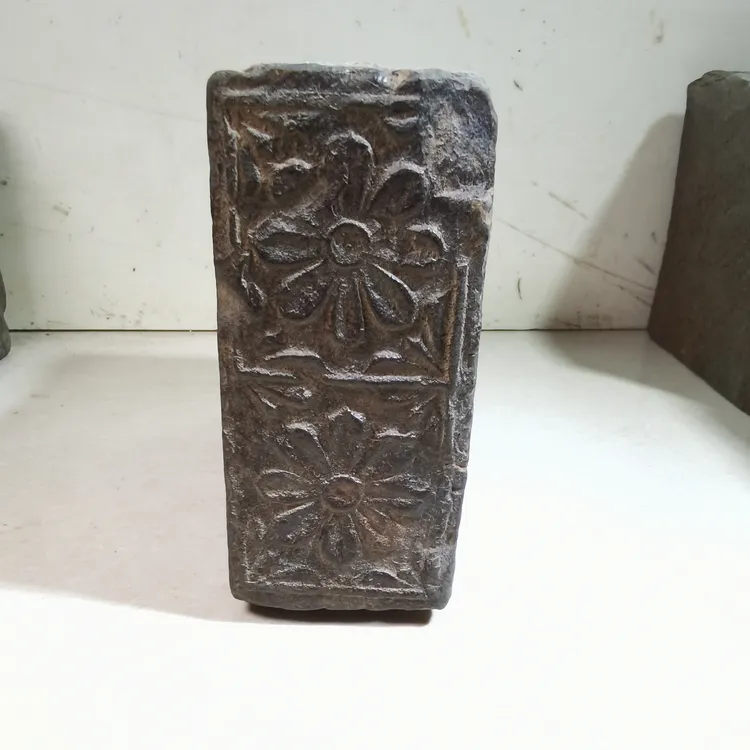 南朝Z画像花卉纹方池砚台