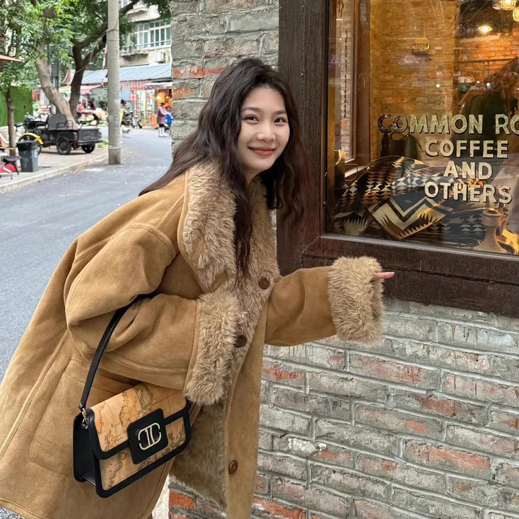 两穿皮毛一体毛毛绒机车服秋冬宽松加厚百搭外套女