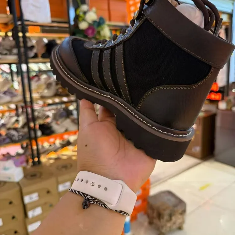 77马丁靴男女同款。