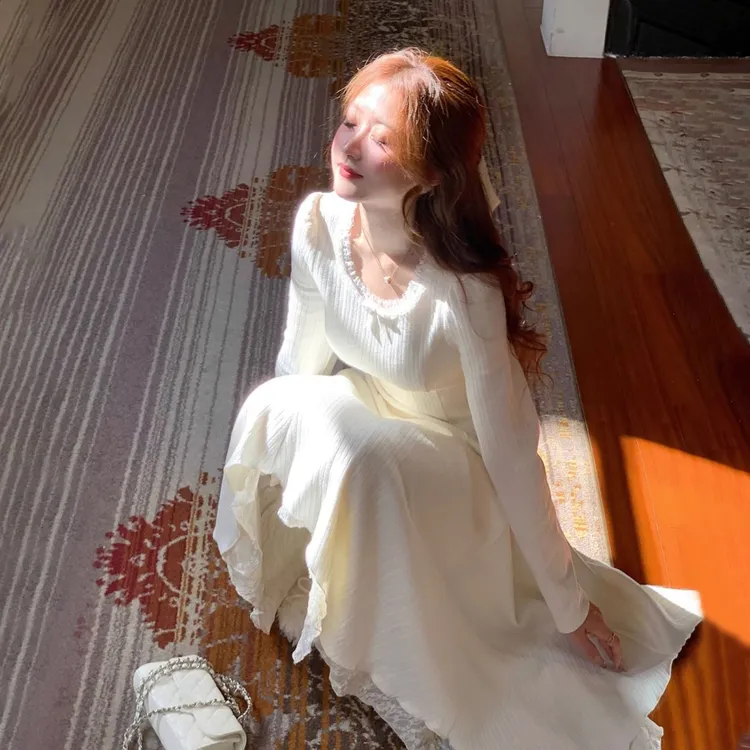 法式气质温柔风V领收腰针织白色连衣裙秋冬2025新款内搭长裙9351