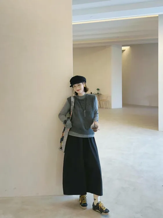 2025秋季新款法式慵懒风灰色针织马甲女叠穿设计感小众上衣半身裙