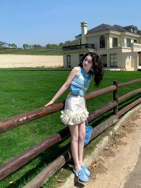 2025春夏新款休闲度假风花朵串珠装饰短针织背心花朵设计感短裙