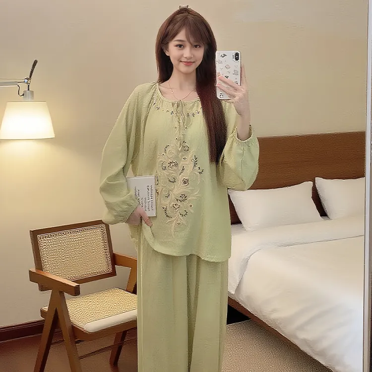 长袖带胸垫圆领睡衣女秋2025新款抹茶青苹宽松可外穿家居服套装