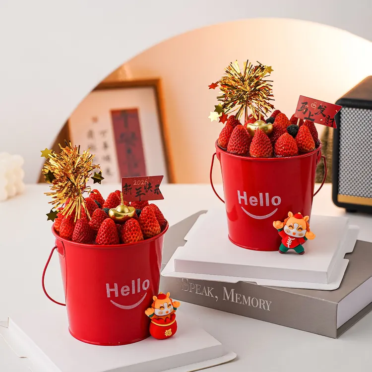 红色草莓桶蛋糕装饰2026新年快乐插牌元旦春节跨年手提hello铁桶