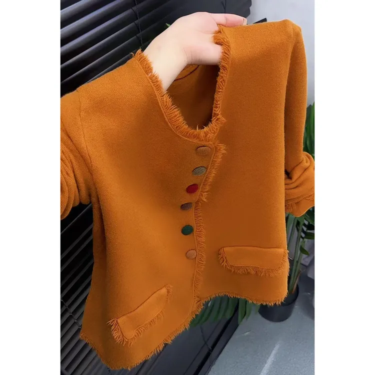 今年流行穿搭2025秋冬新款温柔风翻毛彩色排扣开衫款休闲长袖上衣