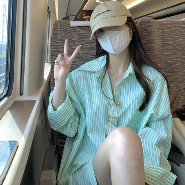 绿色条纹衬衫女夏季中长款设计感小众高级感外搭宽松开衫黑色美背