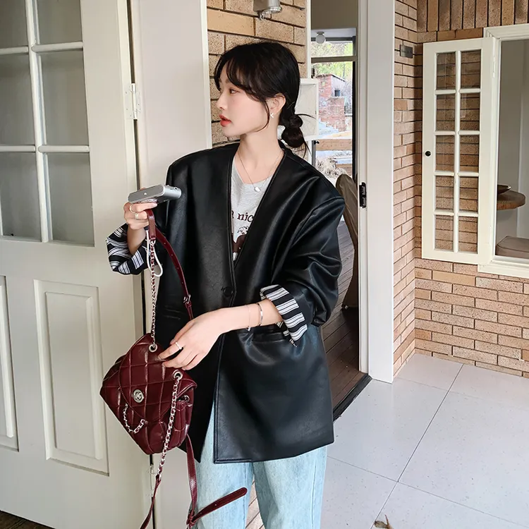 条纹拼接V领黑色皮衣外套女早春2025新款高级感质感超好看西服