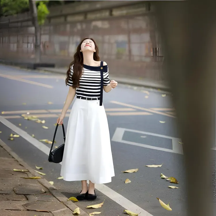 2025夏季新款斜肩条纹短袖上衣搭白色半身裙套装洋气减龄时尚