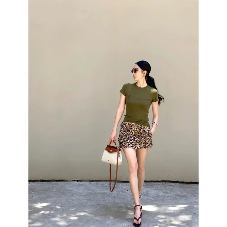 夏季辣妹穿搭设计感小众洋气百搭圆领短袖T恤高腰豹纹半身裙套装