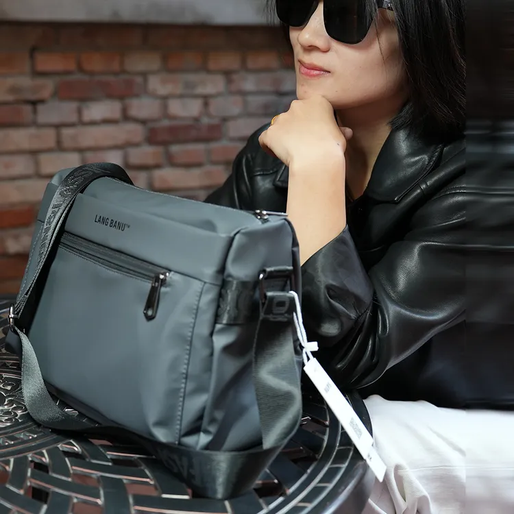 奥莱撤柜993大号男包休闲斜挎包新款单肩包轻便通勤男款邮差背包商品图