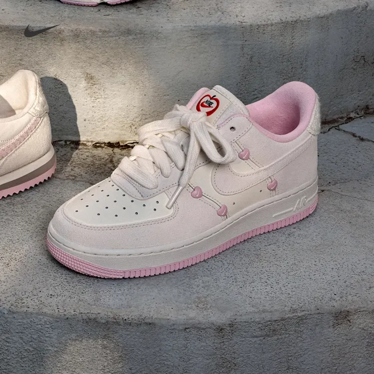NIKE耐克女鞋新款情人节爱心空军一号低帮透气运动鞋休闲鞋HV5992