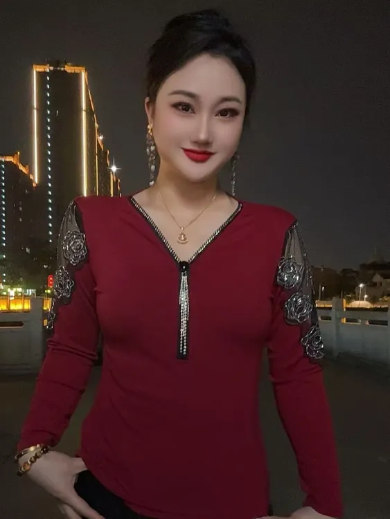 V领蕾丝拉链气质玫瑰性感镂空款爆款洋气时尚长袖打底衫女