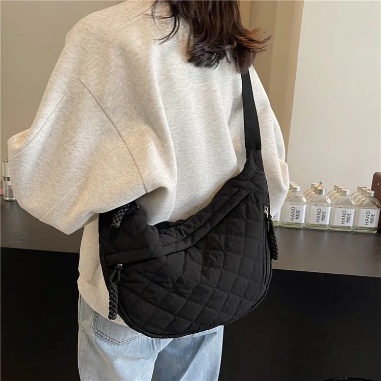 斜挎包女秋冬2024新款大容量菱格绣线通勤包饺子包休闲单肩包女包