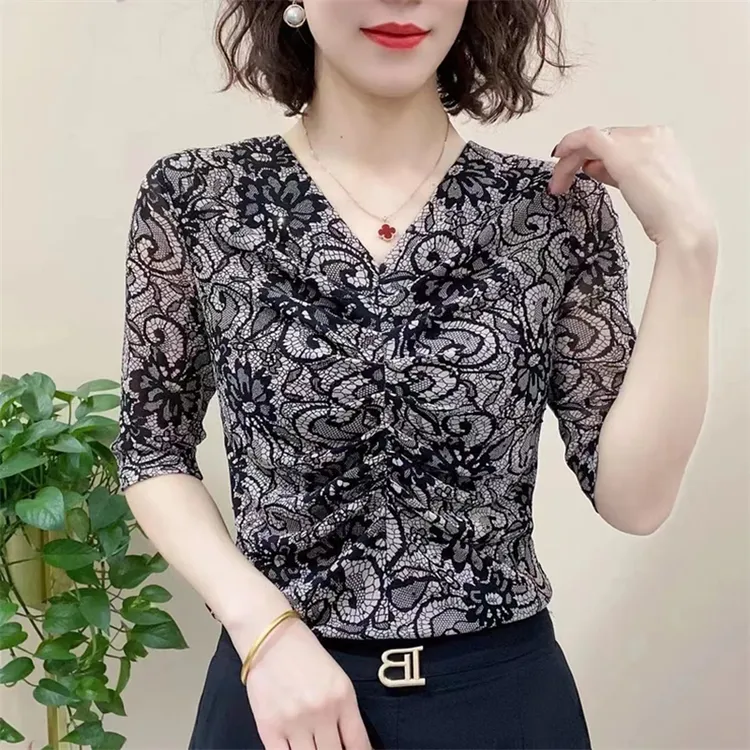 2025年夏季中袖打底衫女新款时尚印花洋气V领褶皱遮肚显瘦t恤小衫