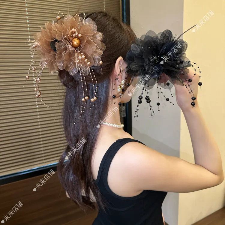 未来 牡丹花羽毛流苏抓夹2025新款后脑勺显发量蓬松高颅顶鲨鱼夹