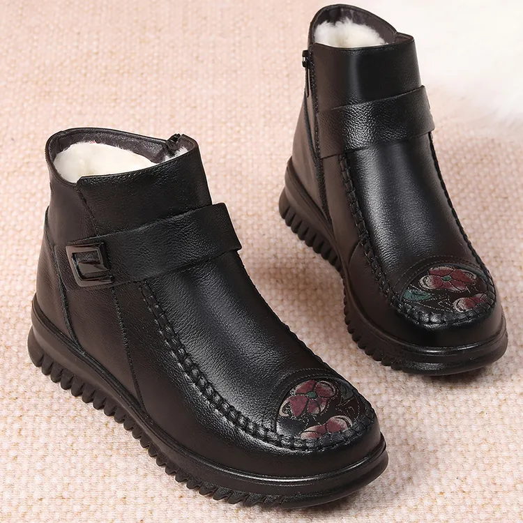 中老年鞋妈妈鞋棉鞋真皮羊毛加绒保暖女短靴子平底防滑老人奶奶鞋