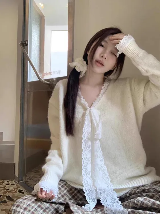 慵懒风V领蕾丝花边拼接毛衣女秋冬韩系氛围感穿搭中长款针织上衣