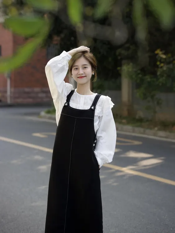 温柔学院风背带裙套装女2025年秋季新款减龄少女法式衬衫两件套潮