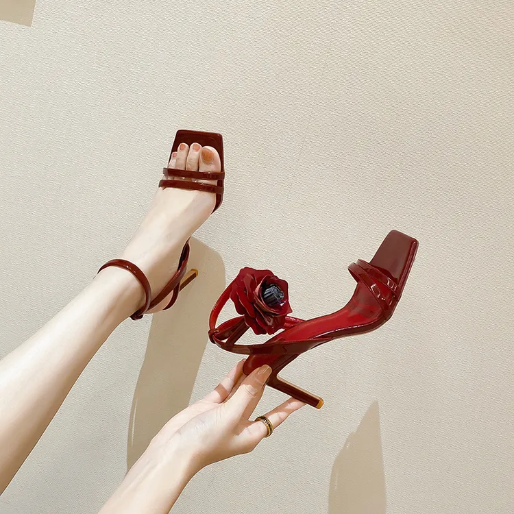 2024新款方头漆皮花朵露趾一字带高跟鞋百搭夏季法式凉鞋女