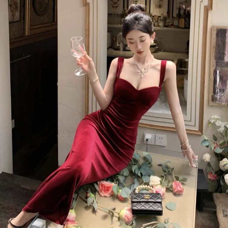 法式高端精致礼服金丝绒吊带洋装女2025春秋设计感鱼尾包臀长裙子