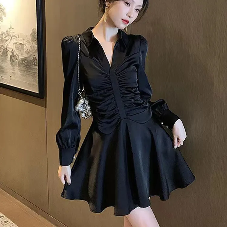 赫本风收腰长袖连衣裙女2025春秋新款御姐名媛褶皱显瘦洋气小黑裙