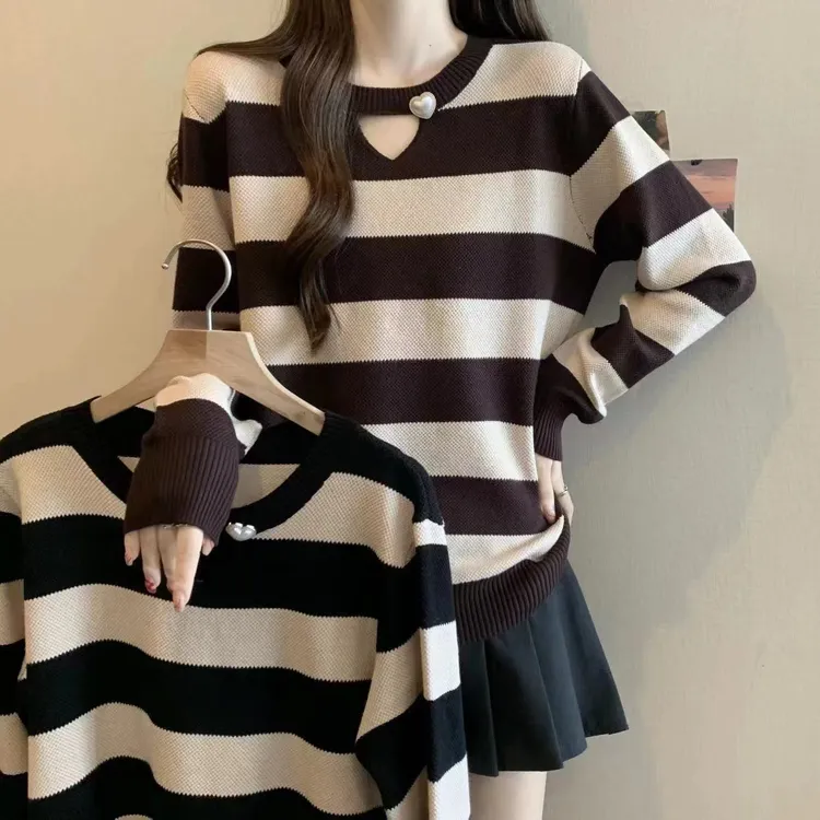 （1079）秋冬新款正肩气质独特条纹针织衫女大码显瘦毛衣打底衫女