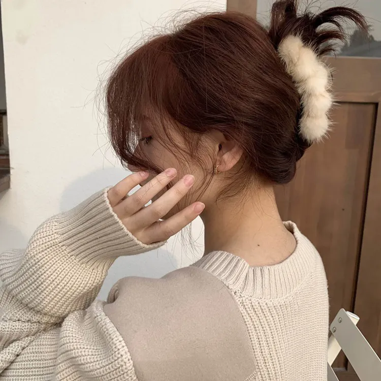发夹软乎乎抓夹简约少女~发饰韩国秋冬发抓可爱毛球~新款后脑勺