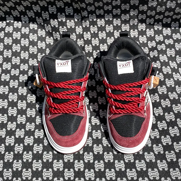 新款时尚百搭休闲板鞋酒红色低帮格子面包鞋潮流潮鞋男鞋学生鞋子