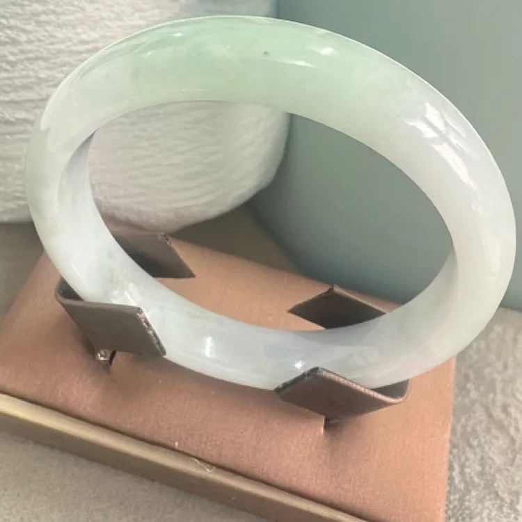 天然翡翠手镯淡春彩